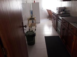 ラゴスにあるCasa da Tiaの台所の真ん中にカート付きのキッチン
