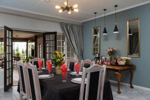 uma sala de jantar com mesa e cadeiras em Zesty Guesthouse em Port Edward