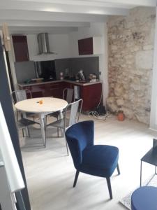cocina y sala de estar con mesa y sillas en Taillefer, en Saint Paul de Loubressac