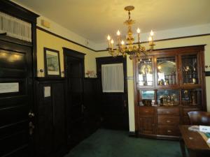 a living room with a chandelier and a door at The Polo Inn Bridgeport U.S.A. in Chicago