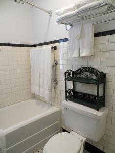 A bathroom at The Polo Inn Bridgeport U.S.A.