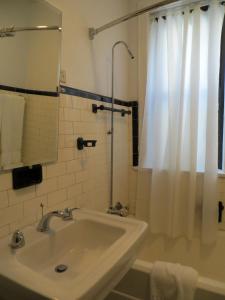 The Polo Inn Bridgeport U.S.A. tesisinde bir banyo