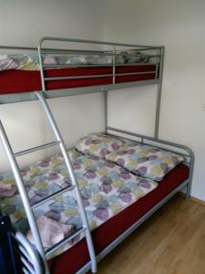 Poschodová posteľ alebo postele v izbe v ubytovaní Apartmán Maruška