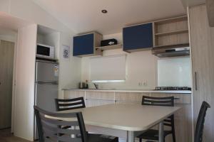 Una cocina o zona de cocina en Camping La Fundicion