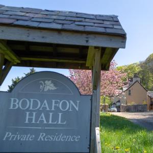 un cartello per la residenza privata Boton Hall di Bodafon Hall Cottages a Llandudno