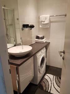W łazience znajduje się pralka i umywalka. w obiekcie Appartement Daniel Kaprun w Kaprunie