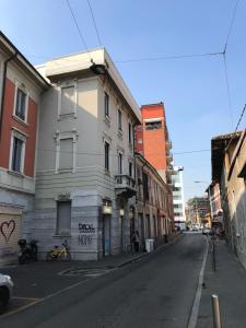 una calle vacía con un edificio a un lado de la carretera en Viale Monza Apartment, en Milán