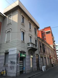 un edificio en la esquina de una calle en Viale Monza Apartment, en Milán