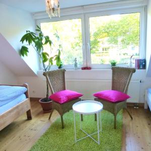 ハンブルクにあるGute Zeitのベッドルーム1室(椅子2脚、テーブル1台、窓付)