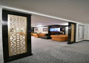 En TV eller et underholdningssystem på Güvenay Business Hotel