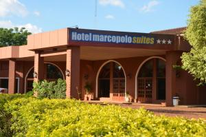 um hotel Margooco suites edifício com uma placa sobre ele em Marcopolo Suites Iguazu em Porto Iguaçu
