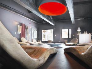 a bedroom with a large bed with chairs and a red light at Superbe appt 2 chambres Arc 1950 in Arc 1950