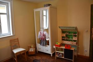 Zimmer mit großem Spiegel und Stuhl in der Unterkunft Ferienwohnung Veste Heldburg in Bad Rodach
