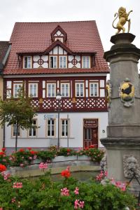una casa con una statua davanti di Ferienwohnung Veste Heldburg a Bad Rodach