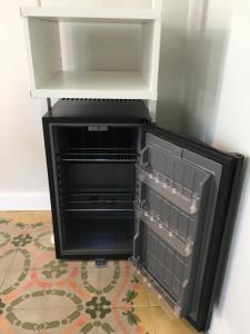 シッチェスにあるHabitació amb encantの黒い冷蔵庫(ドアはフロアに開きます)