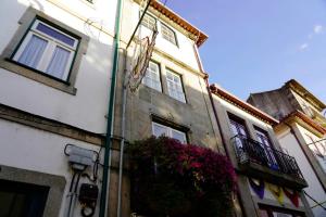 a building with flowers on the side of it at Casa da Laurindinha in Ponte de Lima