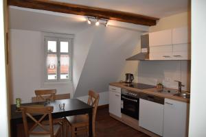 eine Küche mit einem Tisch und einer Arbeitsplatte in der Unterkunft Ferienwohnung Veste Heldburg in Bad Rodach