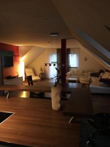 sala de estar con cama y sofá en Am Kirchsteig en Schlettau