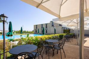 Bazén v ubytování Hotel Il Podere nebo v jeho okolí