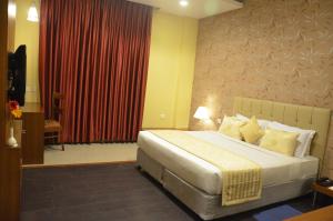 The Citi Residenci Hotel - Durgapur客房内的一张或多张床位
