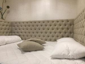 Apart hotel Lake Apartments tesisinde bir odada yatak veya yataklar