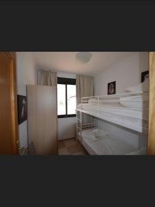 マラガにあるCalle Cinteriaのベッドルーム1室(二段ベッド2台、窓付)が備わります。