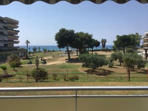 widok na park z drzewami i ocean w obiekcie Mare 3 w mieście Ventimiglia