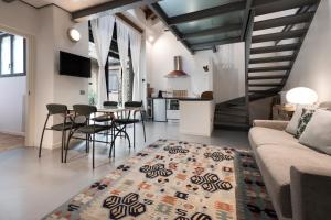 ein Wohnzimmer mit einem Sofa, einem Tisch und Stühlen in der Unterkunft Luxury Apartment Fioravanti in Mailand