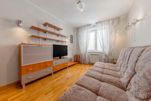チェリャビンスクにあるInnHome Apartments on Vorovskogo str.36bのリビングルーム(ソファ、薄型テレビ付)