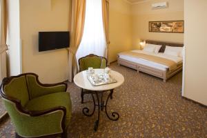 Postel nebo postele na pokoji v ubytování Barokk Hotel Promenád