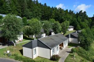 una vista aérea de una casa en un bosque en Azureva Murol, en Murol