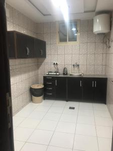 Kuchyň nebo kuchyňský kout v ubytování الماسة الخليج للشقق المخدومة