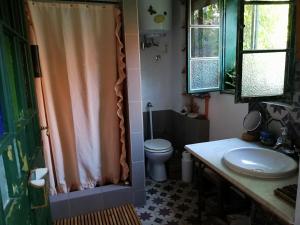 une salle de bain avec toilettes, lavabo et douche dans l'établissement Rozmaringos Udvarház, à Dunaföldvár 35 autres photos