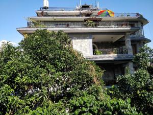 Um jardim no exterior de Hotel Tulsi