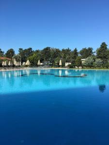 una gran piscina de agua azul con casas en el fondo en Apartment Sea Avenue en Batumi