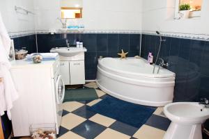 Ванная комната в Collosal Apartment with Garden +36 фотографий