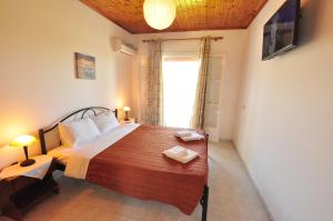 Almiros Beach的住宿－自由公寓，一间卧室设有一张大床和一个窗户。