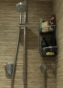 ein Badezimmer mit einem Handtuchhalter und einer Dusche in der Unterkunft One Pelham Grove Bed & Breakfast in Stocking Pelham