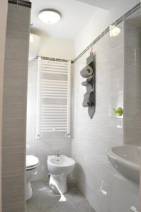 ein weißes Bad mit einem WC und einem Waschbecken in der Unterkunft Casa vacanze Little Queen in Rom