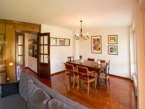 salon ze stołem i kanapą w obiekcie CHALET HARO (LA RIOJA) w mieście Haro