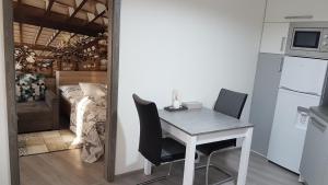 mesa de comedor con 2 sillas y cocina en Olomouc NEW1, en Olomouc