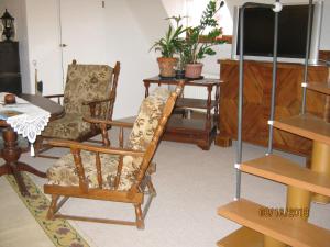 een woonkamer met twee stoelen en een tafel bij Augustinern 26 in Quedlinburg