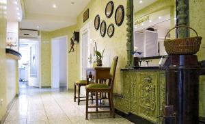 uma cozinha com uma parede verde com relógios em Hotel Jugendstil em Hameln