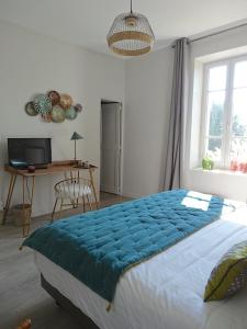 Lagnesにあるla Cour des Sens - La Maisonのベッドルーム1室(大型ベッド1台、青い毛布付)
