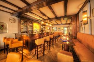 ベルンカステル・クースにあるホテル ツル ポストの椅子とテーブルのあるレストランのバー