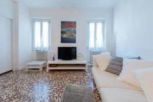 Televízia a/alebo spoločenská miestnosť v ubytovaní Family Nest Overlooking Lake Como - by Rent All Como