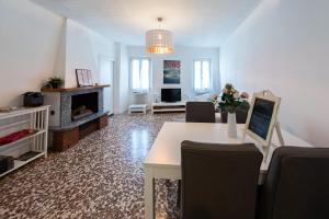 Televízia a/alebo spoločenská miestnosť v ubytovaní Family Nest Overlooking Lake Como - by Rent All Como