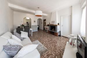 Televízia a/alebo spoločenská miestnosť v ubytovaní Family Nest Overlooking Lake Como - by Rent All Como