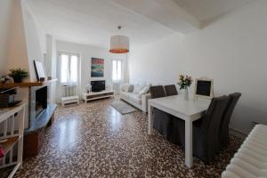 Posedenie v ubytovaní Family Nest Overlooking Lake Como - by Rent All Como
