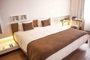 Esplendor by Wyndham Asuncion tesisinde bir odada yatak veya yataklar